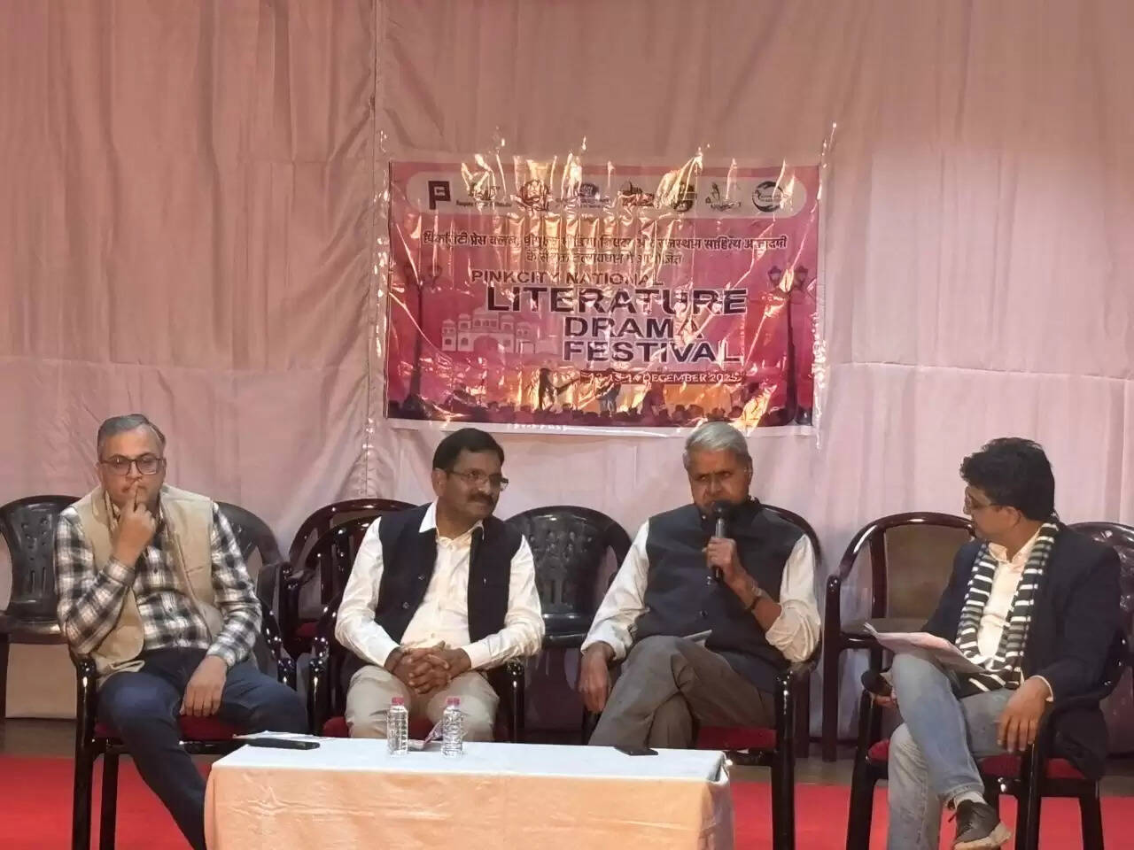 सुर और संगीत के बीच लहराते साहित्य के शब्द