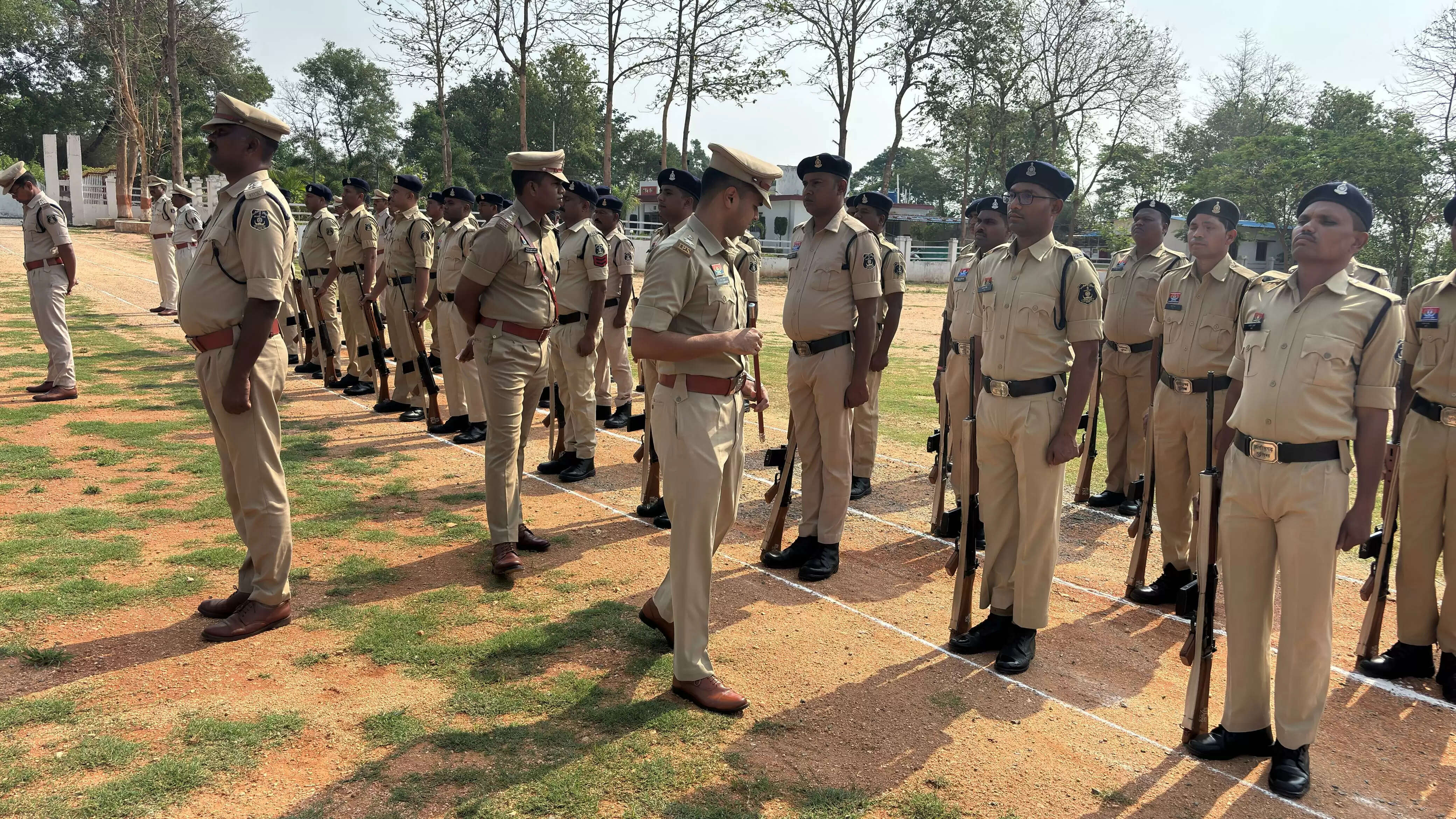 बलरामपुर पुलिस लाइन में जनरल परेड का आयोजन, बेस्ट टर्न आउट वाले चार पुलिसकर्मी सम्मानित