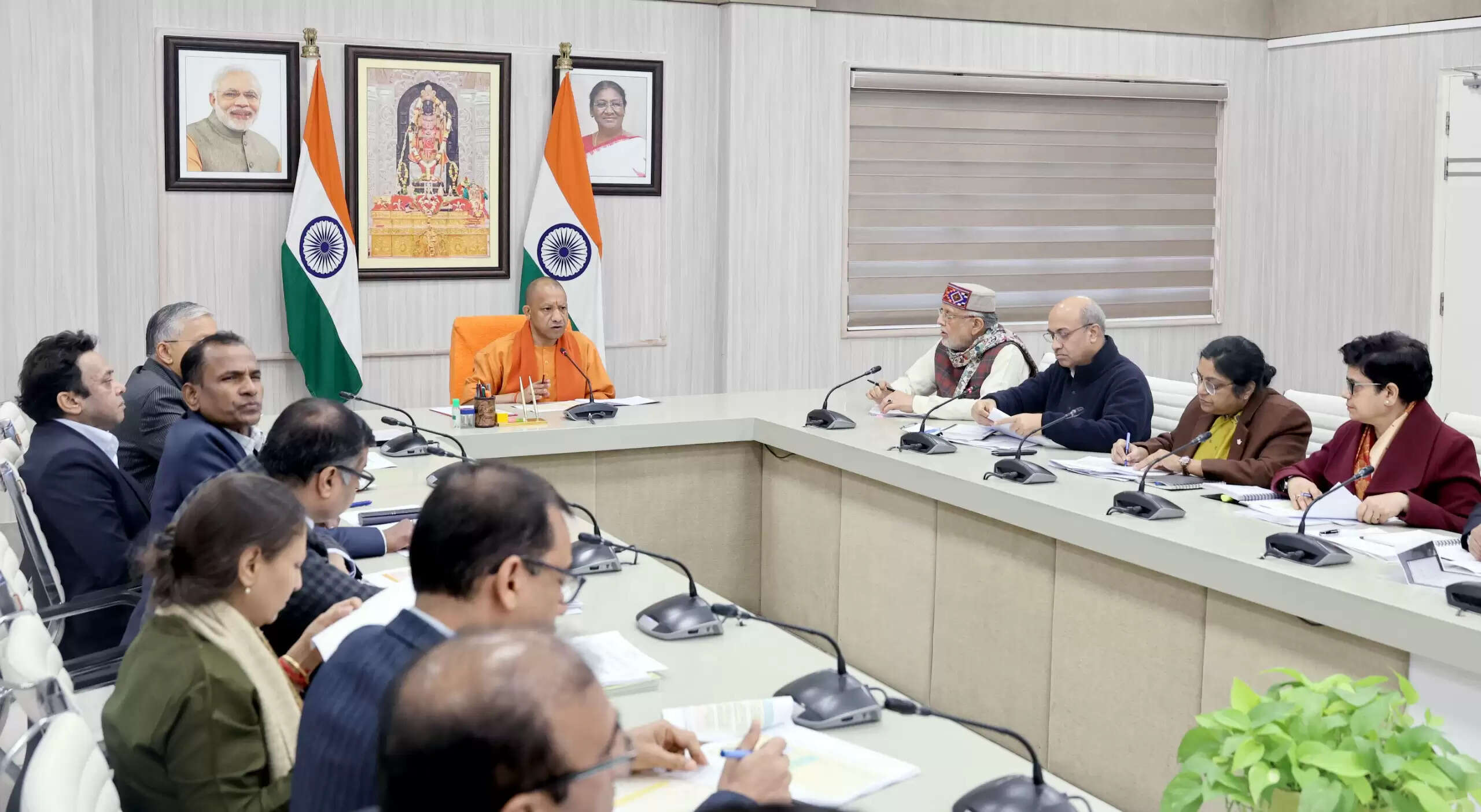 मुख्यमंत्री योगी ने सभी विभागों को बजट खर्च में तेजी लाने के दिये निर्देश