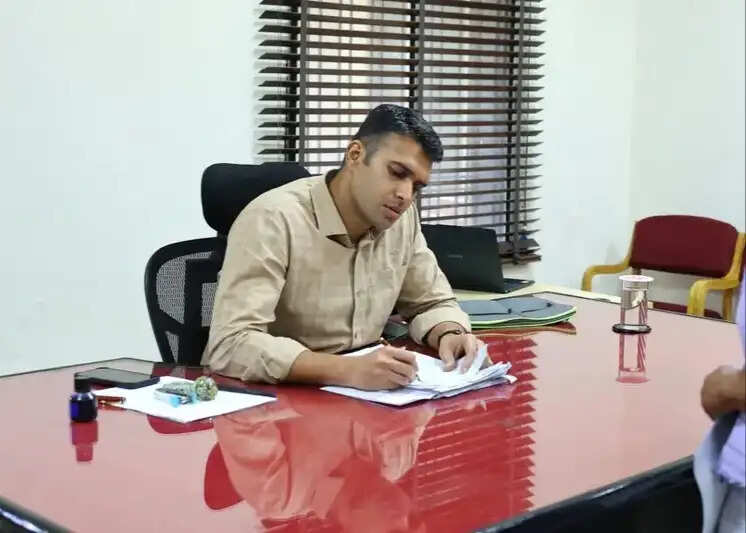 कलेक्टर मयंक चतुर्वेदी के सख्त रुख से कॉलोनाइजरों ने शासन के पक्ष में सौंपी करीब 3 एकड़ ईडब्ल्यूएस भूमि
