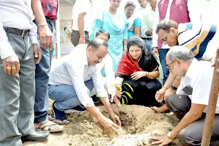 एक पेड़ मां के नाम अभियान से जुड़कर हर नागरिक पौधे अवश्य लगाएं : राज्यमंत्री गौर