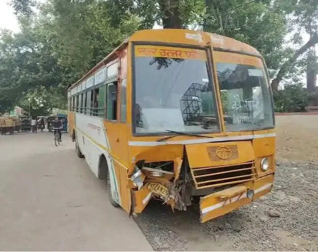 फर्रुखाबाद में राेडवेज की बस की टक्कर से बाइक सवार युवक की मौत