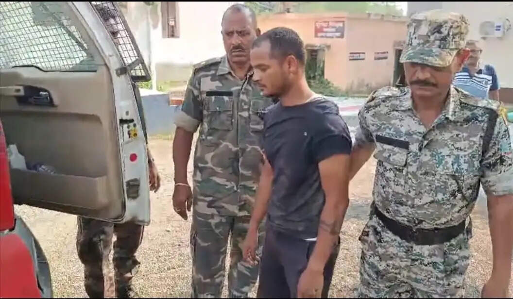 चेन छीनकर भाग रहा लुटेरा धराया