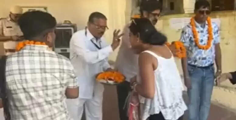 विश्व पर्यटन दिवस: पर्यटक स्थलों पर सैलानियों का राजस्थानी ठाट-बाट से तिलक लगाकर और फूल-मालाओं से स्वागत