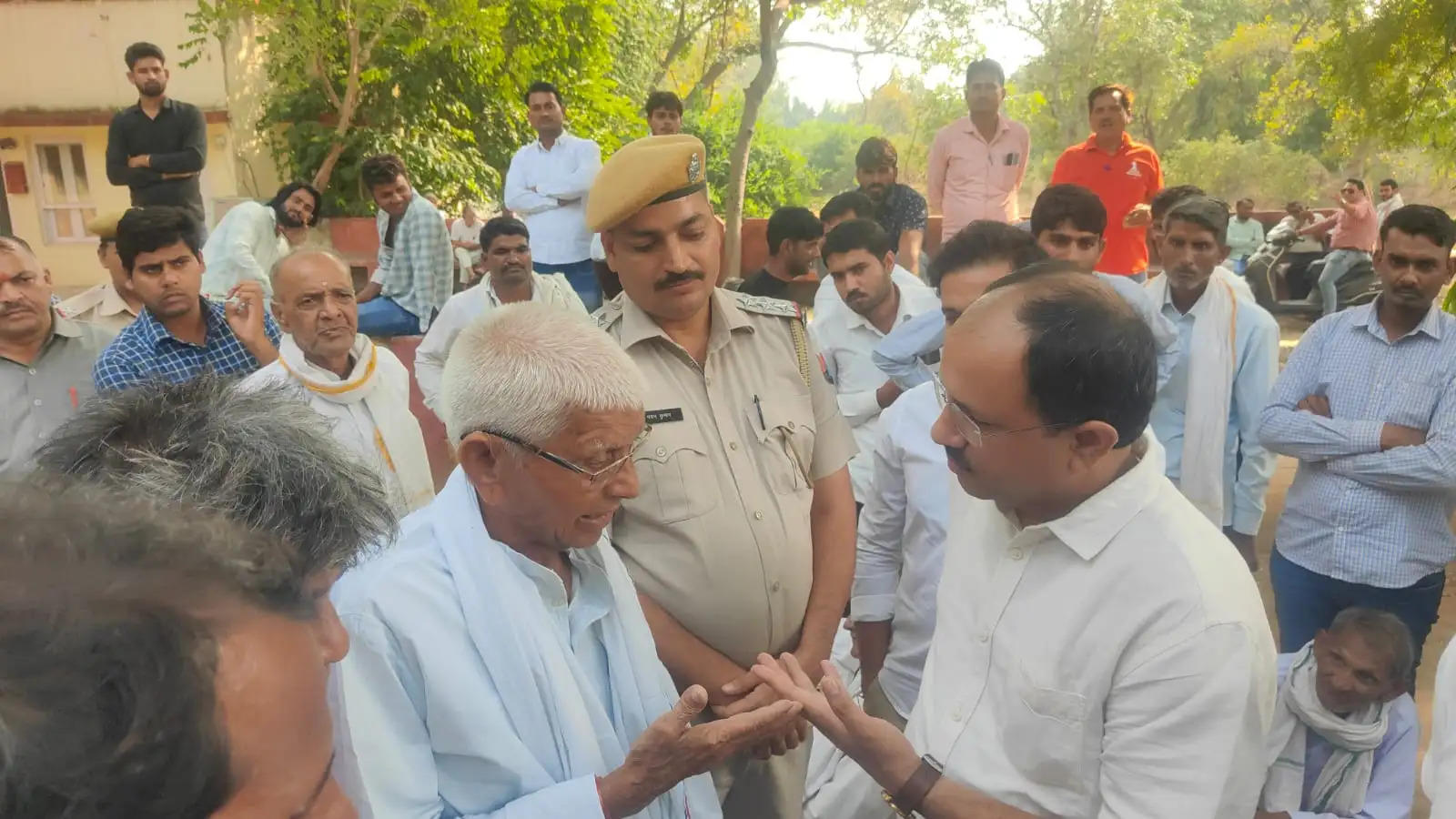 टिकट कटने की आशंका से सैकड़ो कार्यकर्ताओं संग पूर्व केंद्रीय मंत्री के घर हंगामा, विधायक जौहरी लाल मीना का प्रदर्शन