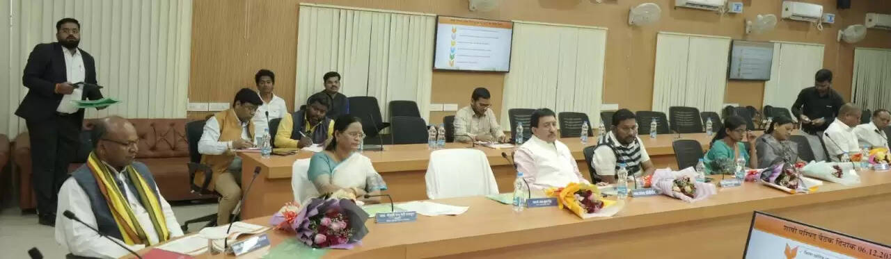 कोरबा : डीएमएफ शासी परिषद की बैठक में कोरबा जिले के विकास कार्यों की समीक्षा