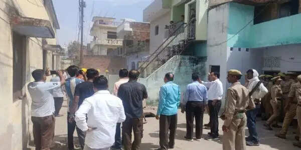 अतिक्रमण हटाने पहुंचा बुलडोजर खुद नाले में फंसा