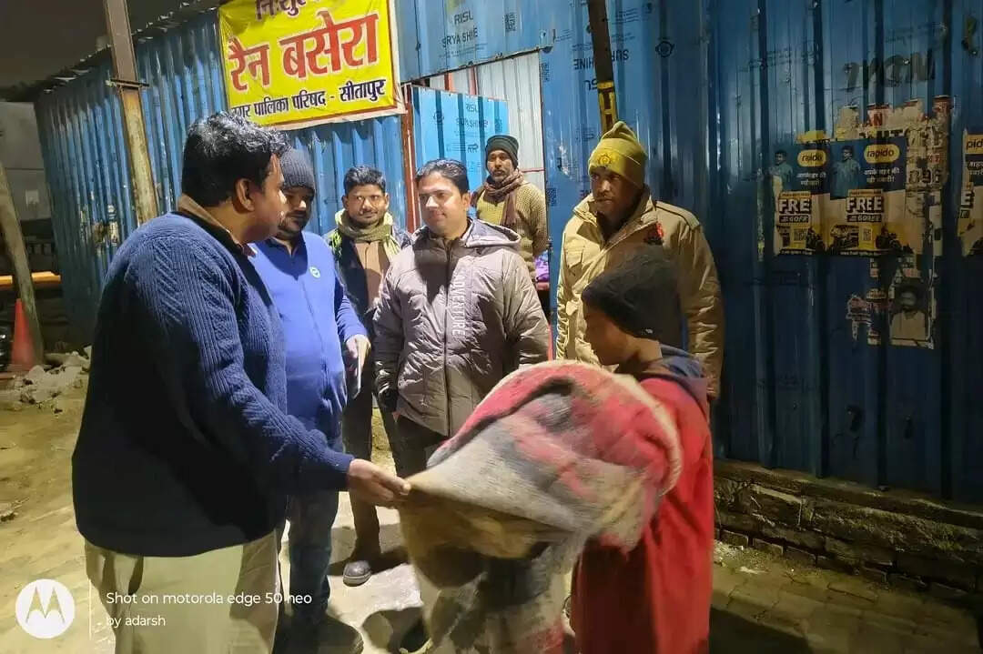 सीतापुर में कड़ाके की ठंड, डीएम ने रैन बसेरों का किया औचक निरीक्षण