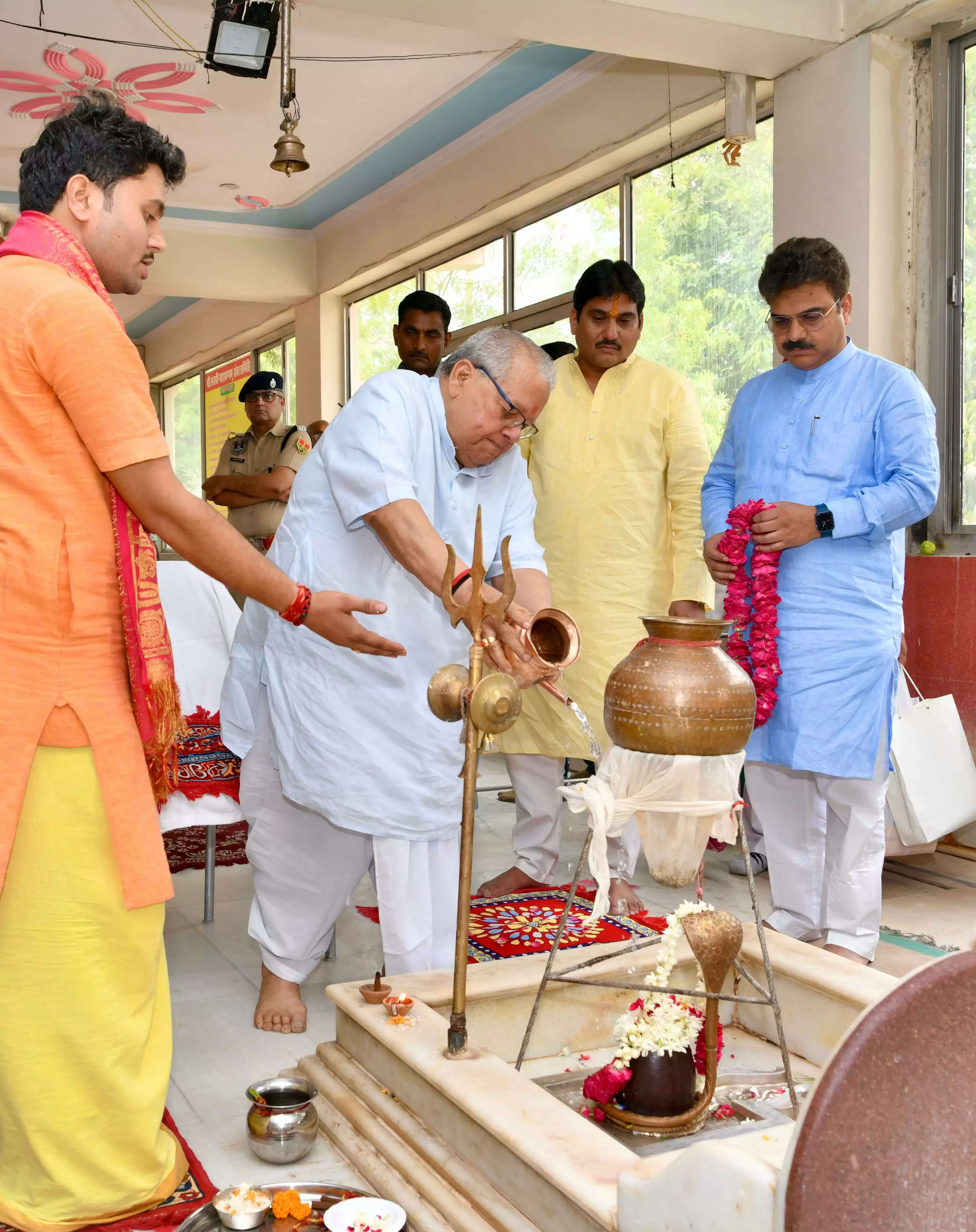 राज्यपाल ने लक्ष्मीनारायण मंदिर में की पूजा अर्चना