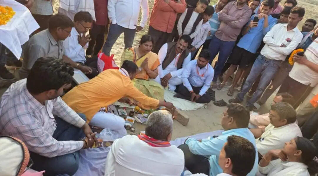 भाजपा विधायक ने किया 700 मीटर लंबे पीपा पुल का लाेकार्पण, चंद पलाें में जुड़ गए दो जिले