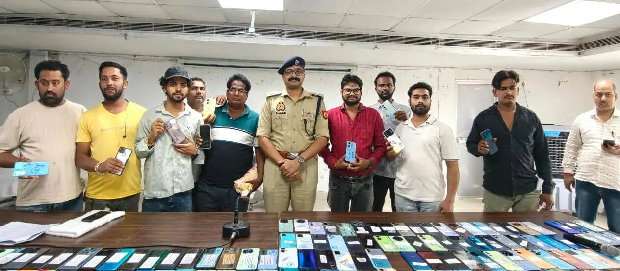 देवरिया में सर्विलांस सेल ने 50 लाख के 251 गुम मोबाइल बरामद कर मालिकों को लौटाए