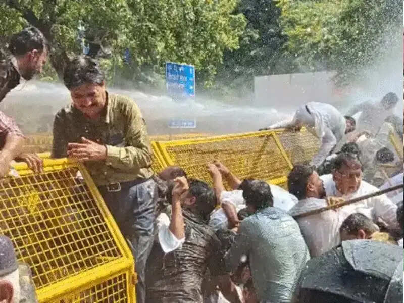 भोपाल में एसआईआर के विरोध में कांग्रेस का विरोध प्रदर्शन, बैरिकेड्स पर चढ़े कार्यकर्ता, पुलिस ने छोड़ा वाटर कैनन