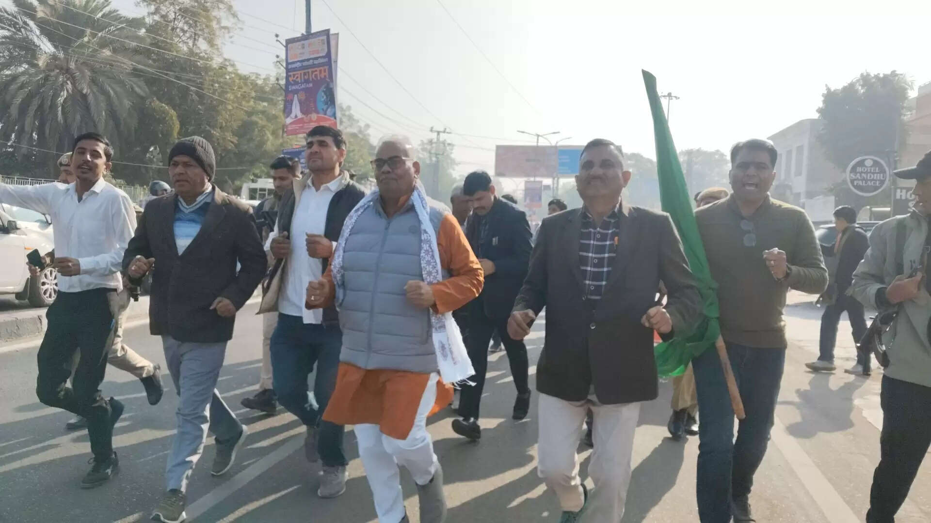 स्वामी विवेकानन्द जयंती : शिक्षा मंत्री ने बच्चों संग लगाई दौड़, स्वदेशी का दिया संदेश