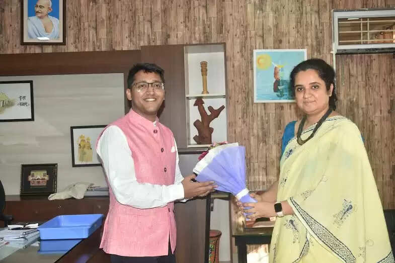 मंदसौर : कलेक्टर ने यूपीएससी में चयनित ऋषभ एवं युगांश से की भेंट