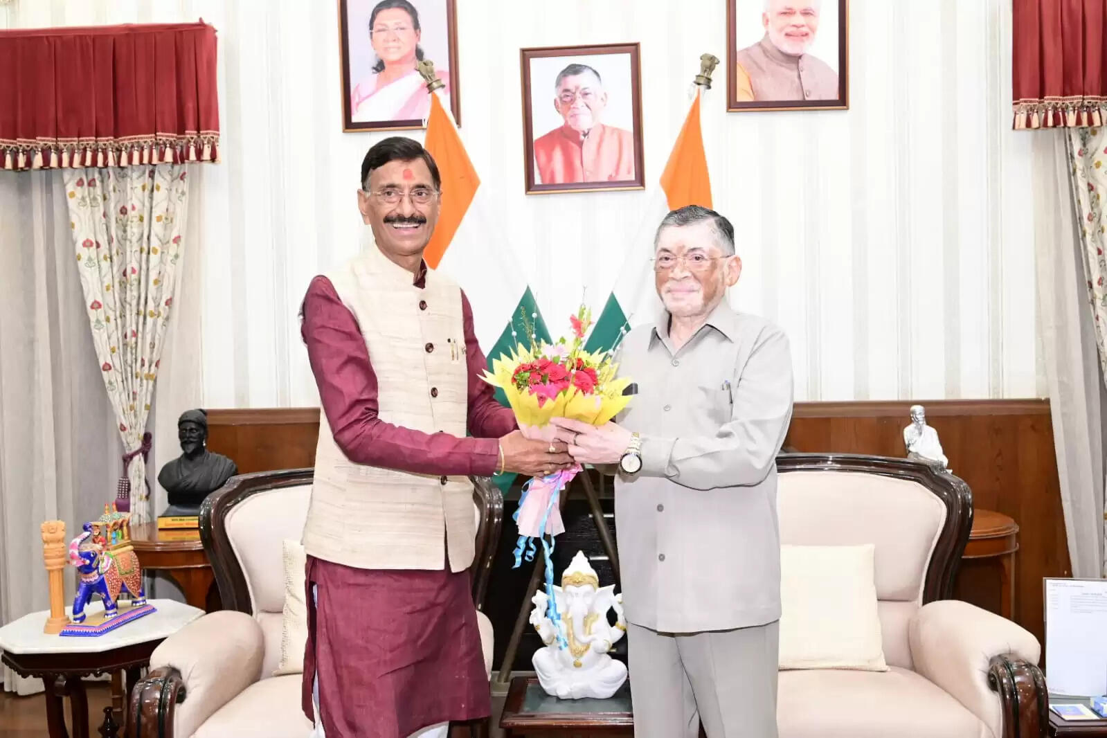 राज्यपाल से मिले केंद्रीय रक्षा राज्य मंत्री