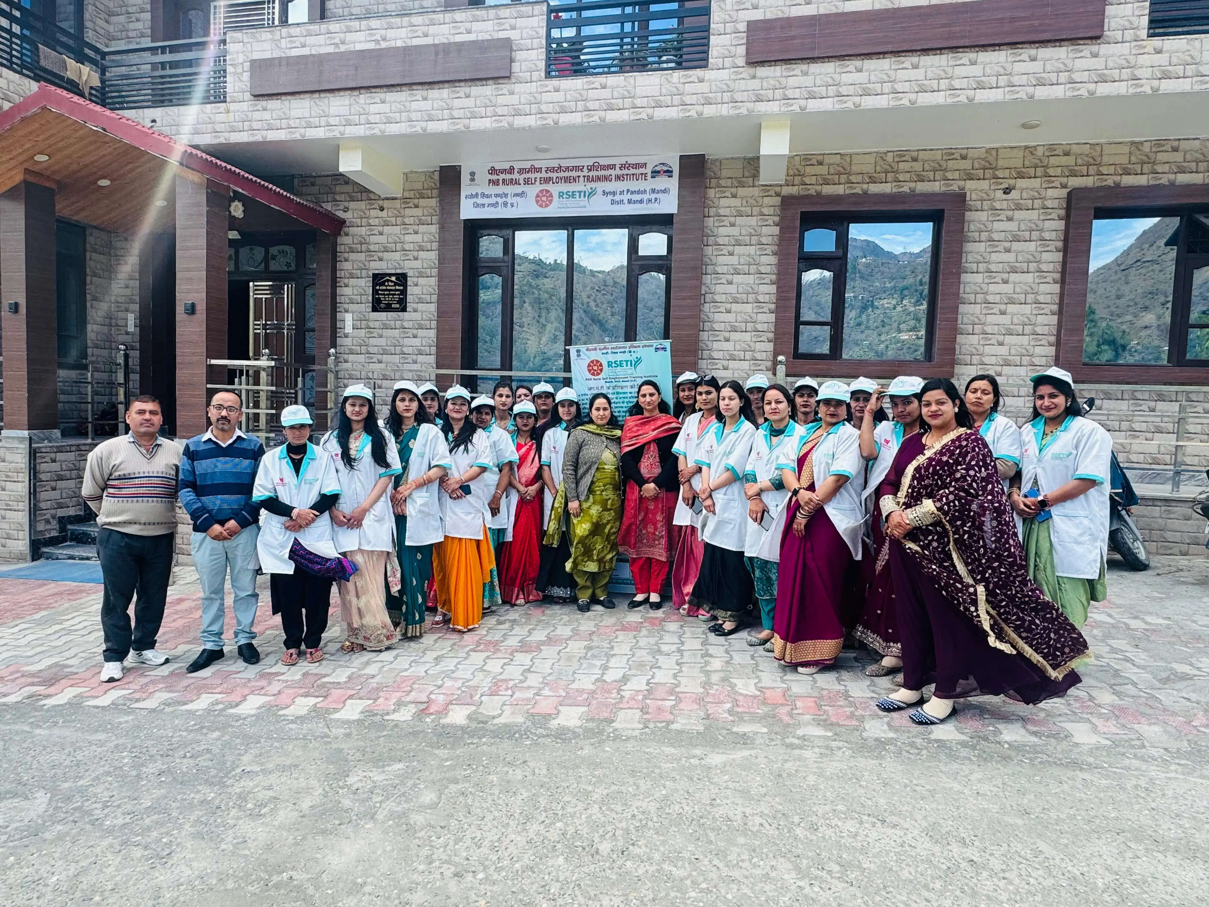 पंडोह में 25 महिलाओं ने सिखी ब्यूटी पार्लर की बारिकियां, 35 दिवसीय प्रशिक्षण शिविर हुआ संपन्न