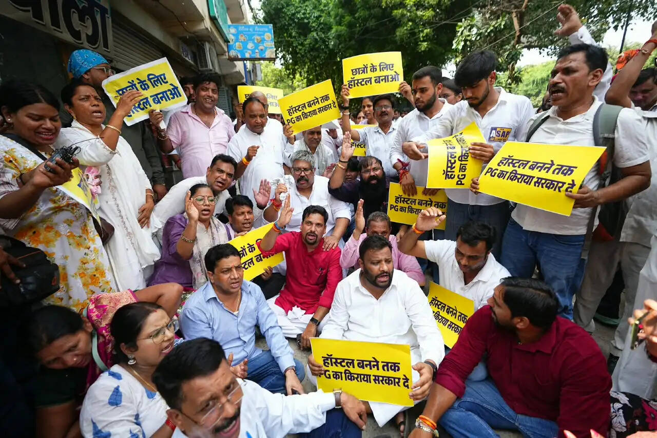 सत्य निकेतन हादसे पर आआपा का प्रदर्शन, पीजी की सूची सार्वजनिक करने की मांग