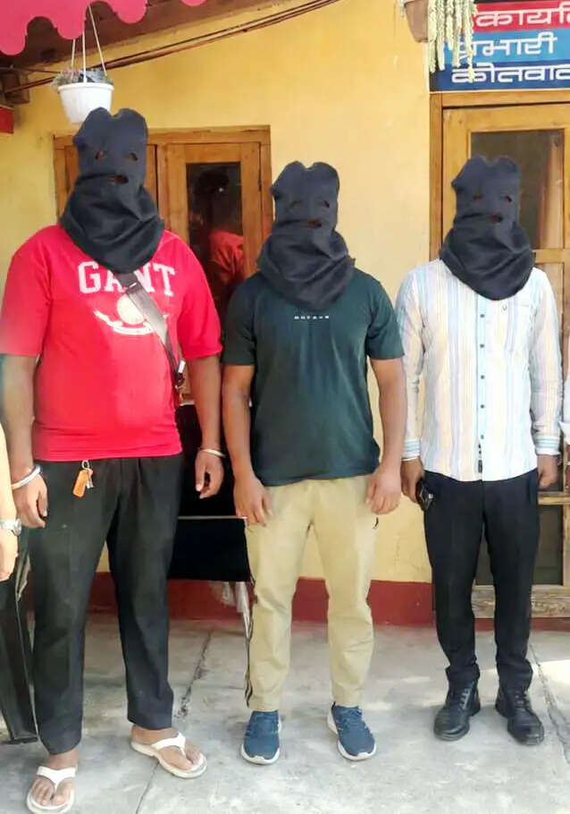 शादी का झांसा देकर संबंध बनाने के आरोपित व्यापारी नेता के बाउंसरों और निजी गनरों पर कार्रवाई