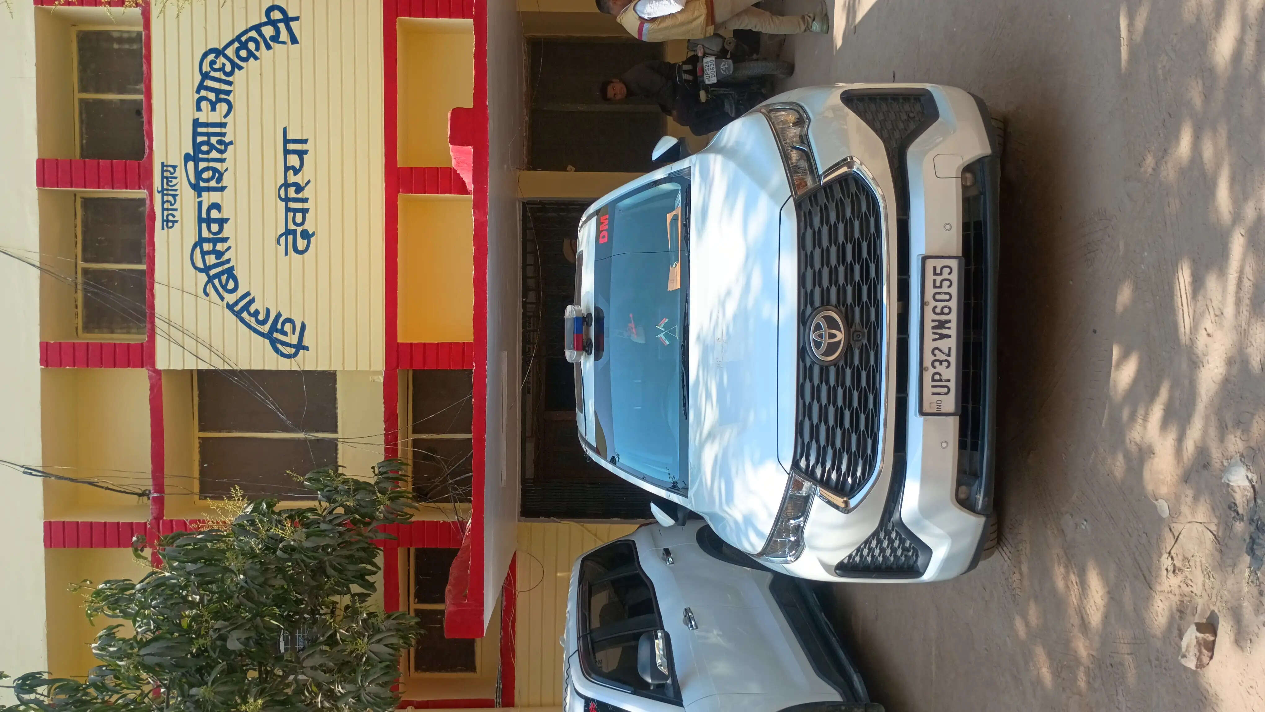 जिलाधिकारी जांच टीम के साथ पहुंचीं बीएसए कार्यालय