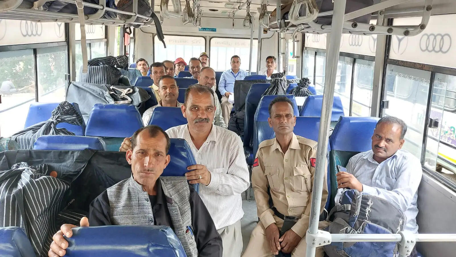 मंडी में प्रथम चरण के पंचायत चुनाव के लिए पोलिंग टीमें मतदान केंद्रों के लिए रवाना
