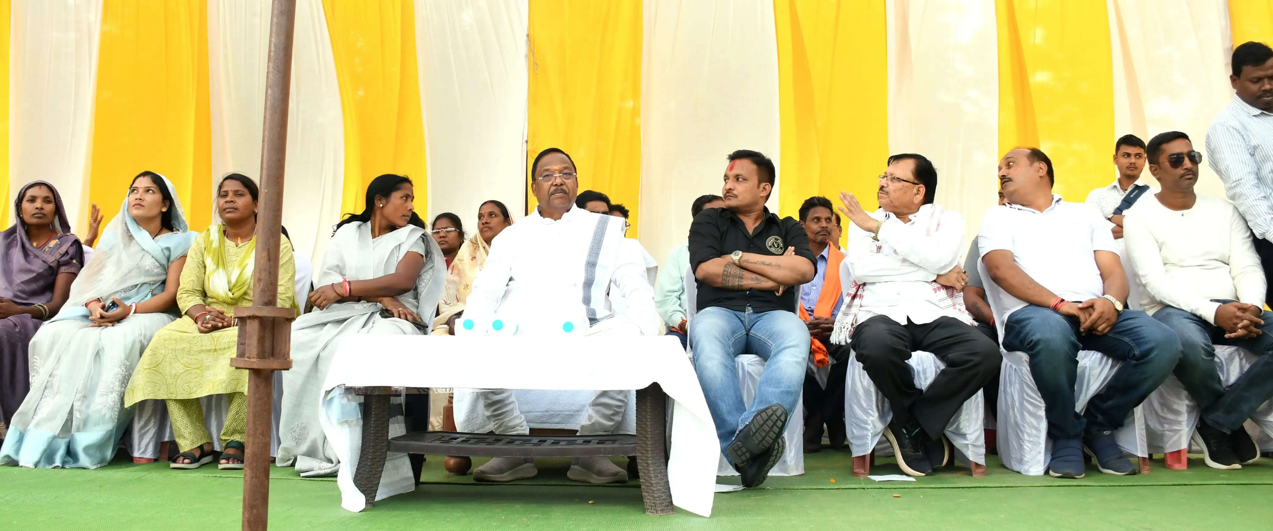 बलरामपुर : कृषि मंत्री ने प्रधानमंत्री जनमन योजना के तहत 8 करोड़ 25 लाख रुपये के विकास कार्यों का किया भूमिपूजन