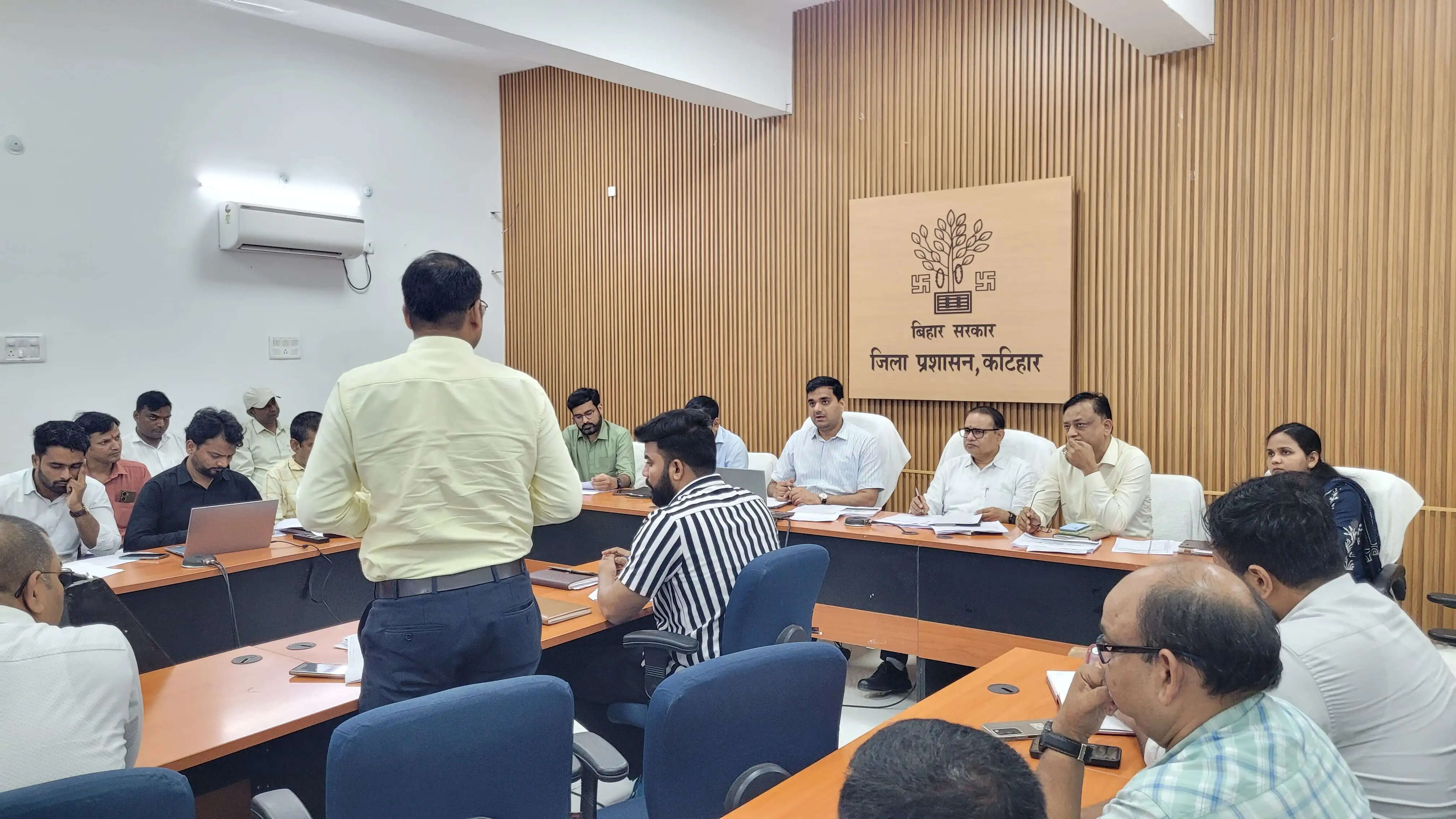 लंबित भूमि एनओसी का जल्द हो निष्पादन, पीएमजी बैठक में डीएम का कड़ा निर्देश