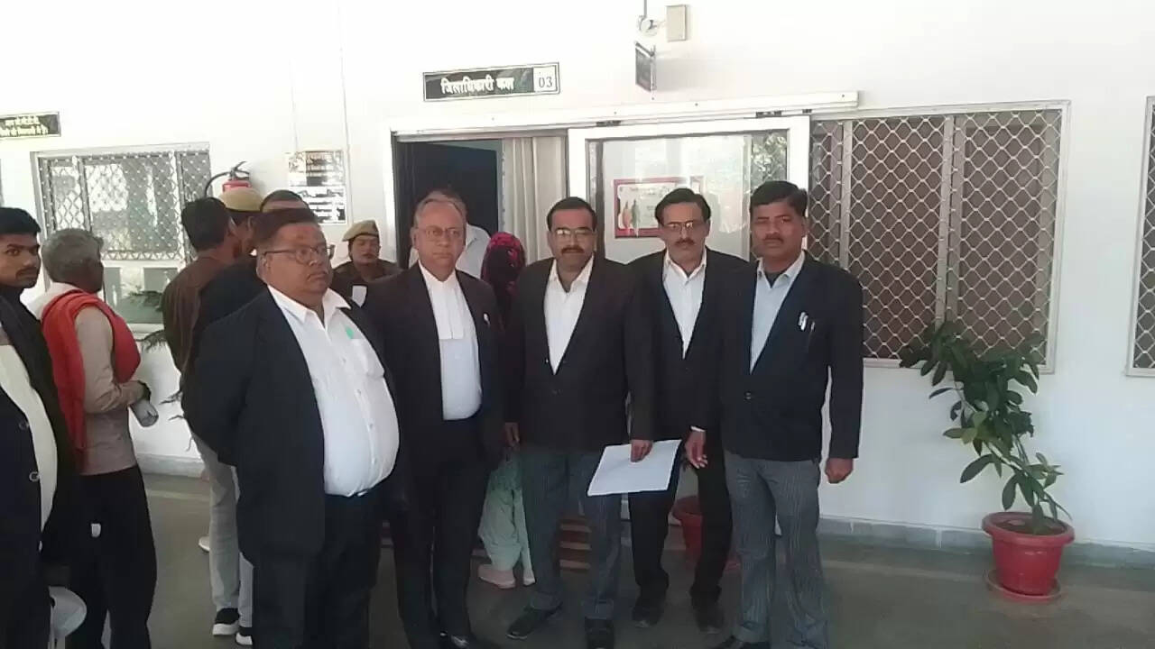 अधिवक्ताओं ने डीएम से की मकान पर कब्जा करने की शिकायत
