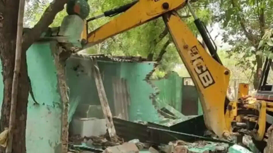 ट्रोनिका सिटी में हरित पट्टी पर बनी अवैध मजार काे प्रशासन ने कराया ध्वस्त