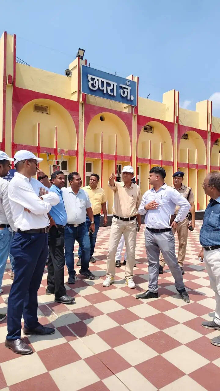 मंडल रेल प्रबंधक आशीष जैन ने छपरा जंक्शन का किया निरीक्षण