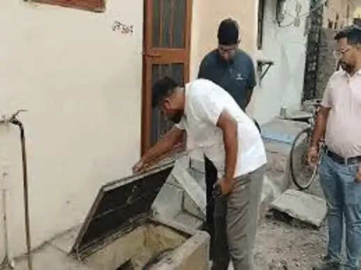 इंदाैर:&nbsp;भागीरथपुरा में जमीनी हकीकत जानने पहुंचे निगम कमिश्नर, पानी और विकास कार्यों की समीक्षा की