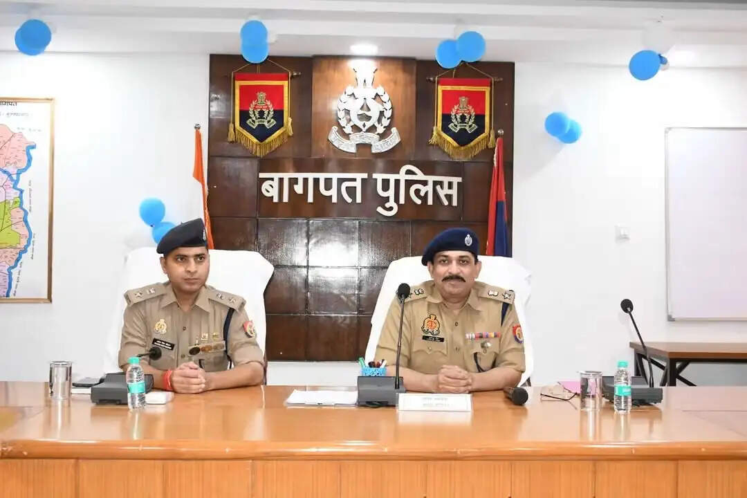 बागपत में झगड़ों के बाद महिला चौकी प्रभारी सहित 14 पुलिसकर्मी लाइन हाजिर
