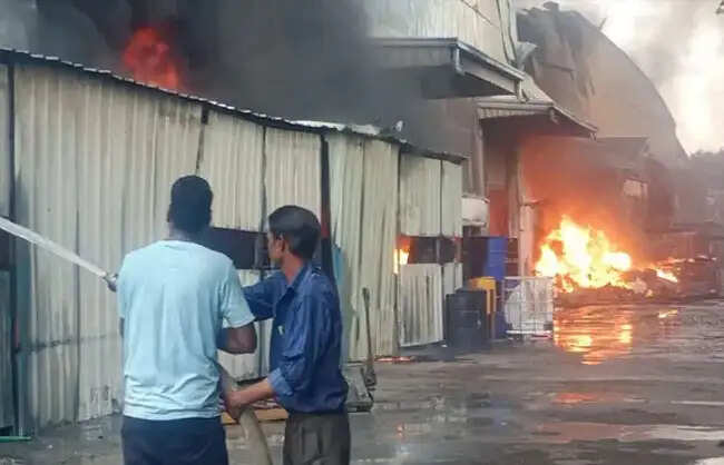 रेवाड़ी के बावल औद्योगिक क्षेत्र में लगी भीषण आग