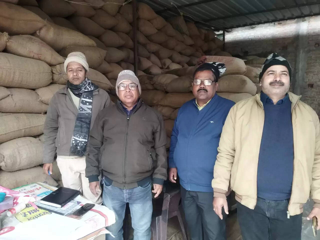 धान क्रय केंद्र का जिला अंकेक्षण पदाधिकारी ने किया निरीक्षण