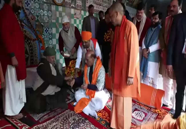 रक्षा मंत्री राजनाथ सिंह, मुख्यमंत्री योगी पहुंचे अयोध्या