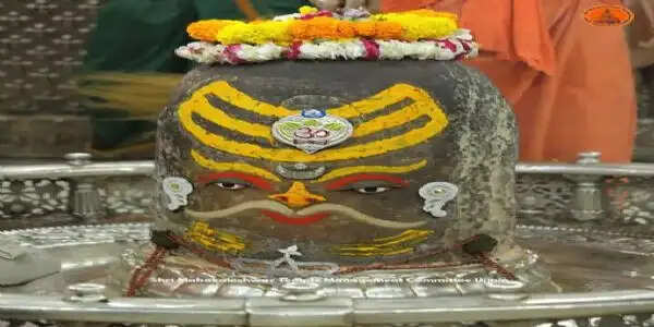 महाकाल ने धारण किया राजा स्वरूप, रजत मुकुट और मुंडमाला से सजे बाबा,&nbsp;भस्म आरती में गूंजे जयकारे