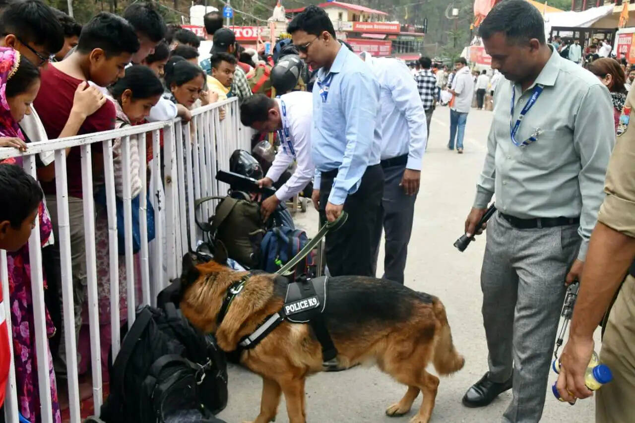 कैंची धाम में स्थापना दिवस पर हजारों श्रद्धालुओं ने किए बाबा नीब करौरी महाराज के दर्शन