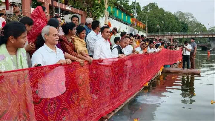मंडलाः गंगा दशहरा पर नर्मदा भक्ति में डूबा शहर, चुनरी यात्रा के बाद माहिष्मती घाट पर गूंजा रुद्राष्टक