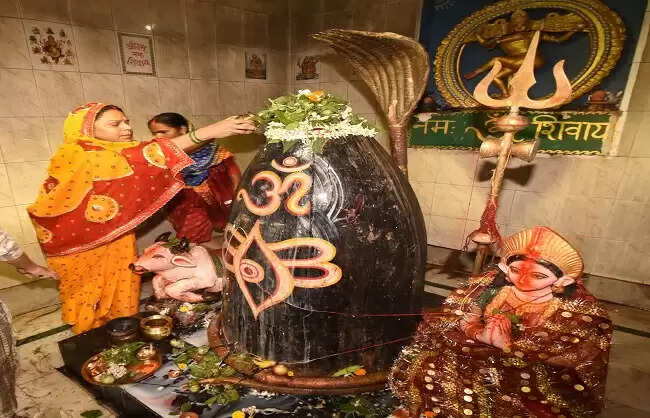 सावण की पहली सोमवार पर बिहार के शिवालयों में उमड़े भक्तगण, भोलेनाथ का किया जलाभिषेक