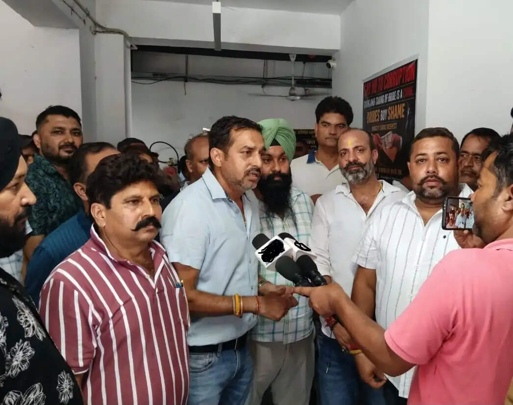 जेएमसी ठेकेदारों का प्रदर्शन, नई नीतियों की समीक्षा की मांग