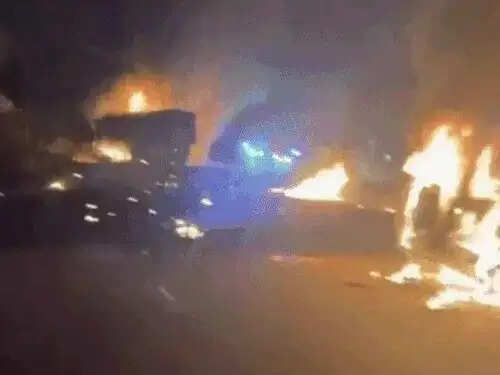 डंपर-बोलेरो भिड़ंत के बाद लगी आग, तीन जिंदा जले