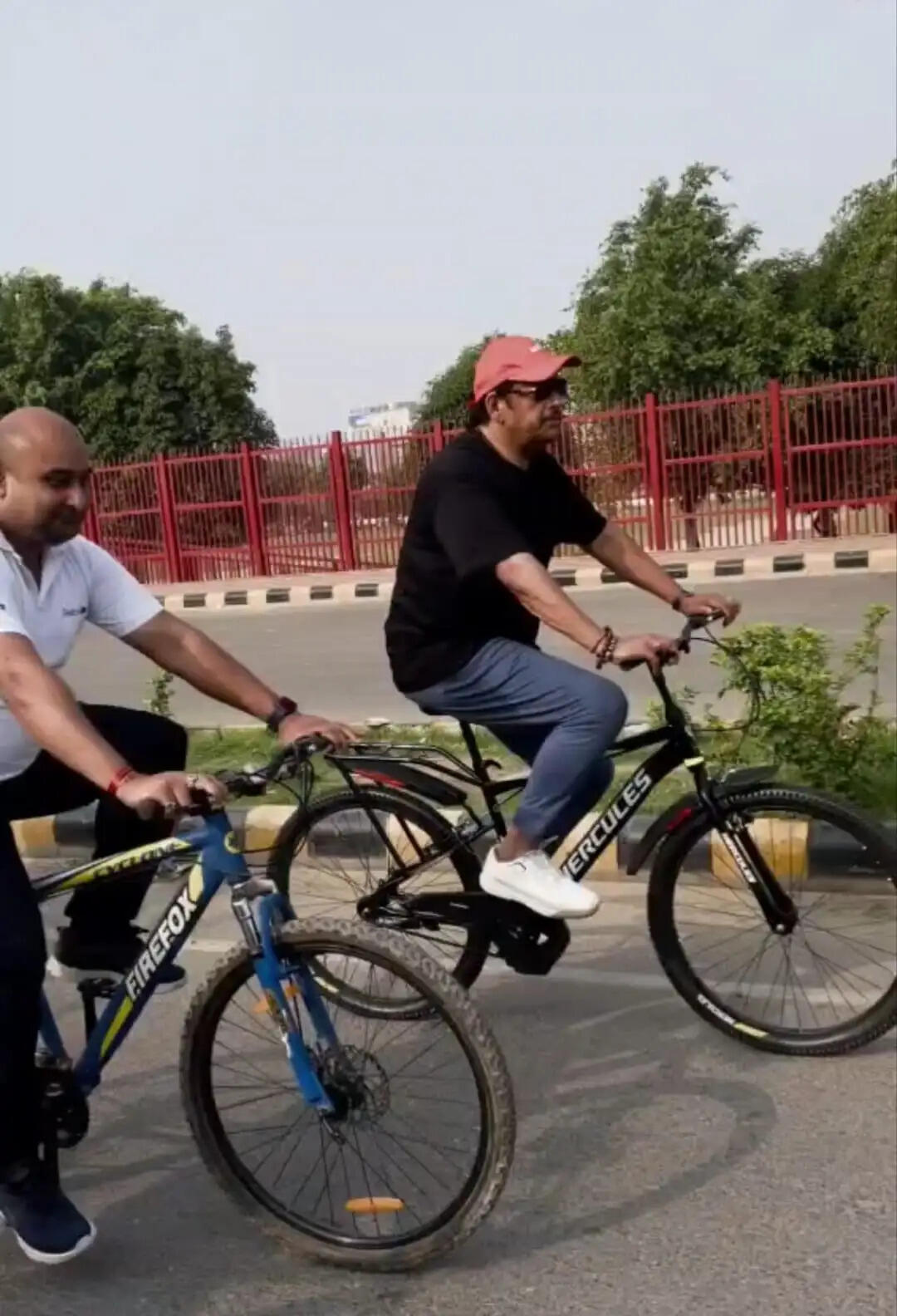 डीजल-पेट्रोल बचाने काे सांसद रवि किशन ने चलाई साइकिल, दिया जागरूकता संदेश