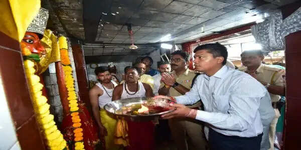 उज्जैनः कलेक्टर-एसपी ने महामाया-महालया का पूजन कर शासकीय नगर पूजा की शुरुआत की