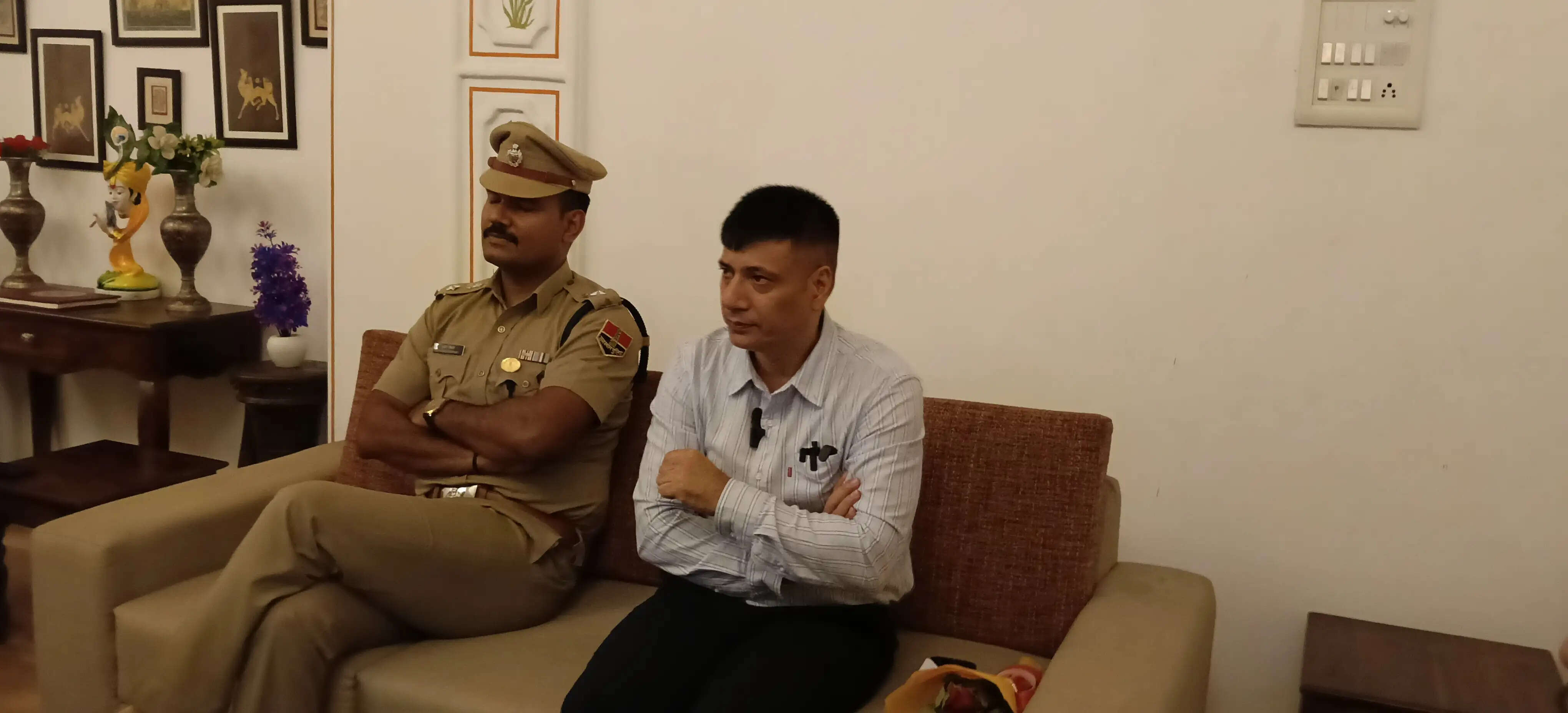अलवर दौरे पर जयपुर रेंज आईजी- घटनास्थलों का निरीक्षण, लंबित मामलों की समीक्षा बैठक, व्यापारियों से भी मिले