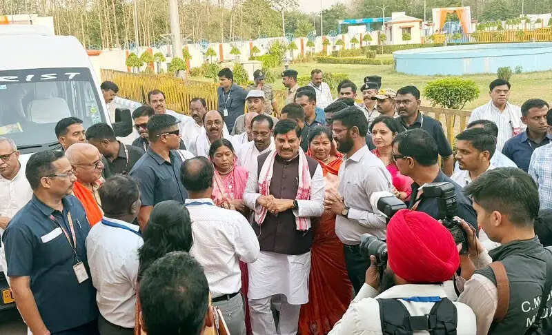 मप्र के मुख्यमंत्री ने दिया सादगी और मितव्ययिता का संदेश, सिंगरौली में बस से पहुंचे कार्यक्रम स्थल