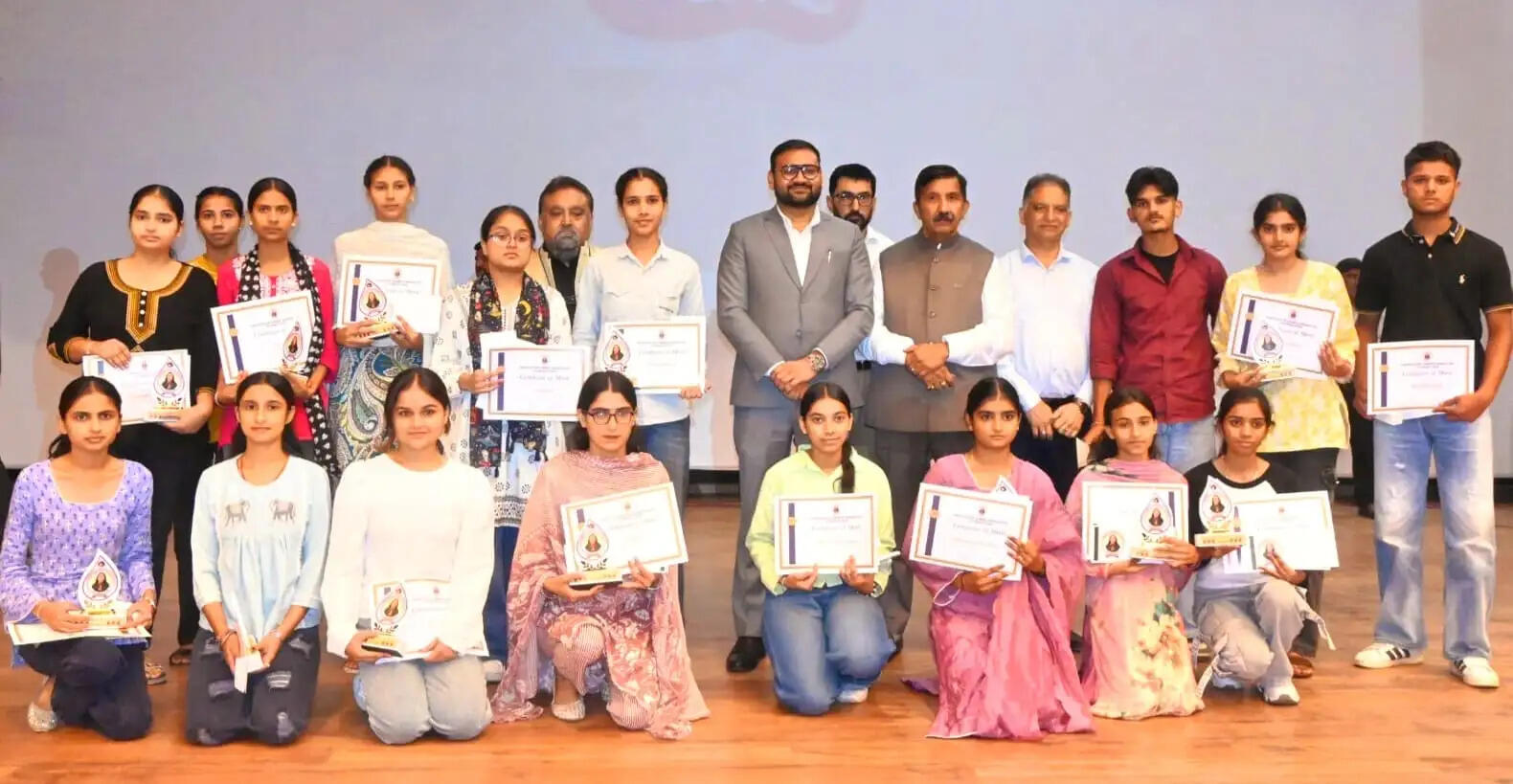 हरोली के 200 स्टूडेंट्स को सम्मान, प्रो. सिम्मी अग्निहोत्री एक्सीलेंस अवॉर्ड से डिप्टी सीएम ने नवाजे होनहार