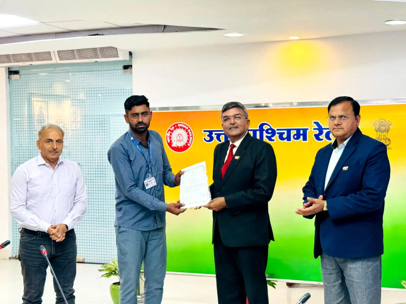 महाप्रबंधक&nbsp;अमिताभ ने&nbsp;संरक्षा के लिए उत्कृष्ट कार्य करने वाले रेलकर्मियों को किया पुरस्कृत