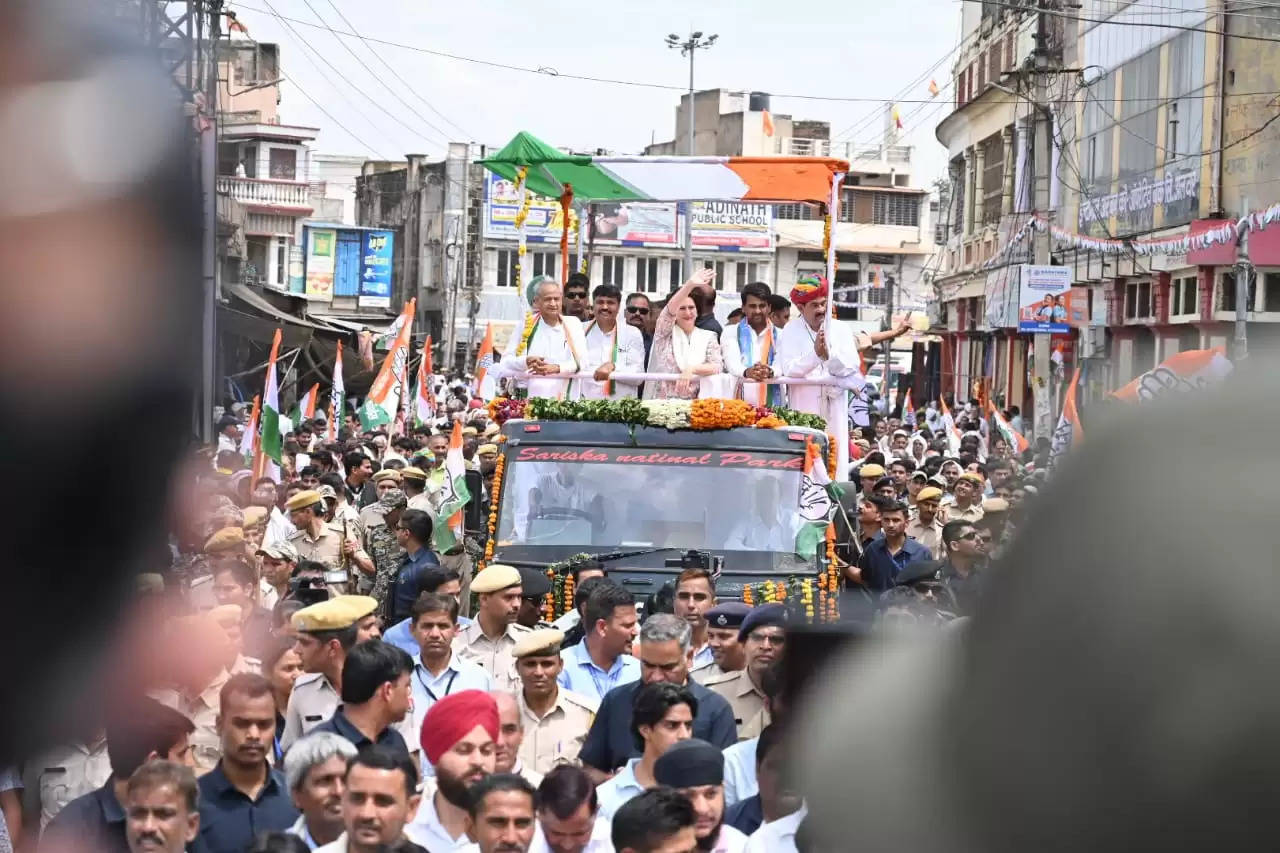 प्रियंका गांधी ने कांग्रेस प्रत्याशी के समर्थन में अलवर में किया रोड़ शो