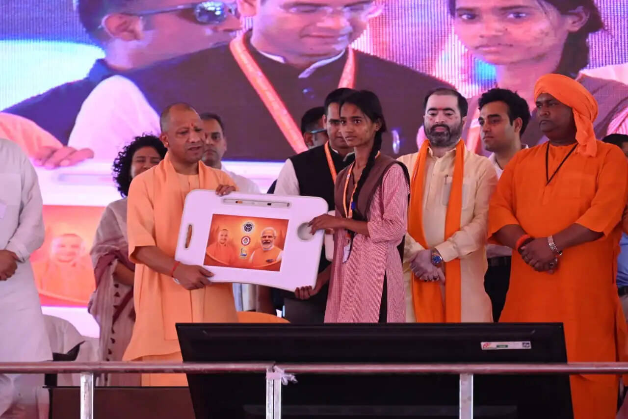 मुख्यमंत्री योगी ने 293 करोड़ की 75 विकास परियोजनाओं का लोकार्पण कर कहा- तेजी से विकास की राह पर बलरामपुर