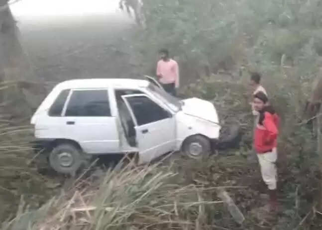 फर्रुखाबाद : घने कोहरे के चलते कार खड्ड में गिरी, तीन घायल