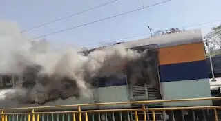 शहडोल: ब्यौहारी स्टेशन साइडिंग में खड़ी ट्रेन की बोगी जली धूं-धूं कर, दमकल-पुलिस ने संभाला मोर्चा